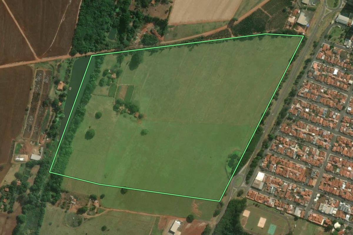 Imagem de satélite do imóvel rural em Lençóis Paulista (SP), com o contorno declarado no CAR desenhado por cima.