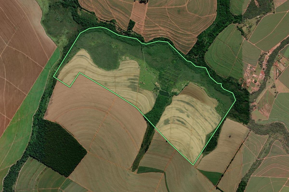 Imagem de satélite do imóvel rural em Lençóis Paulista (SP), com o contorno declarado no CAR desenhado por cima.