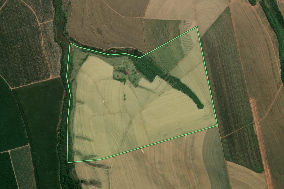 Imagem de satélite do imóvel rural em Lençóis Paulista (SP), com o contorno declarado no CAR desenhado por cima.