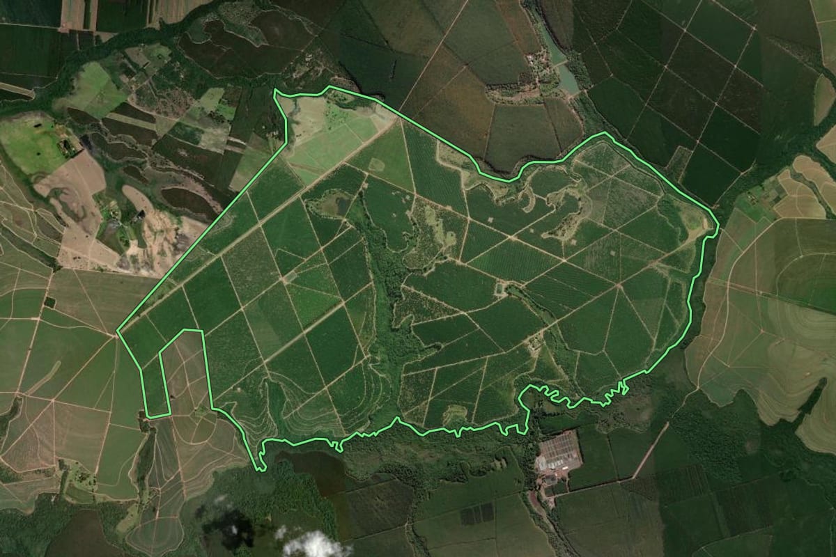 Imagem de satélite do imóvel rural em Lençóis Paulista (SP), com o contorno declarado no CAR desenhado por cima.
