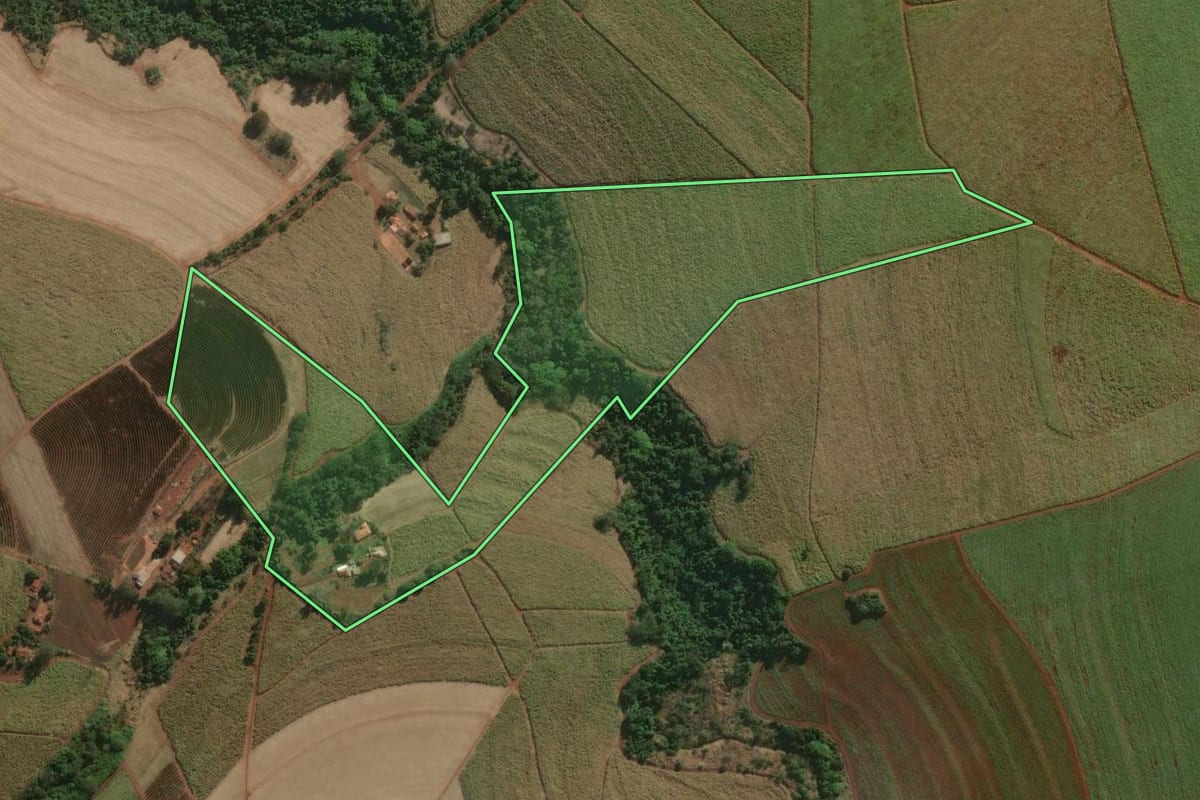 Imagem de satélite do imóvel rural em Lençóis Paulista (SP), com o contorno declarado no CAR desenhado por cima.