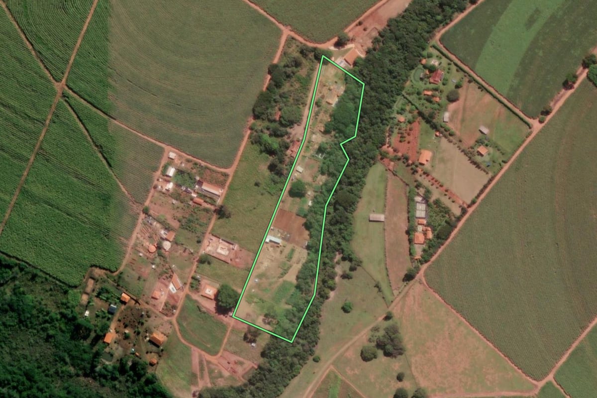 Imagem de satélite do imóvel rural em Lençóis Paulista (SP), com o contorno declarado no CAR desenhado por cima.