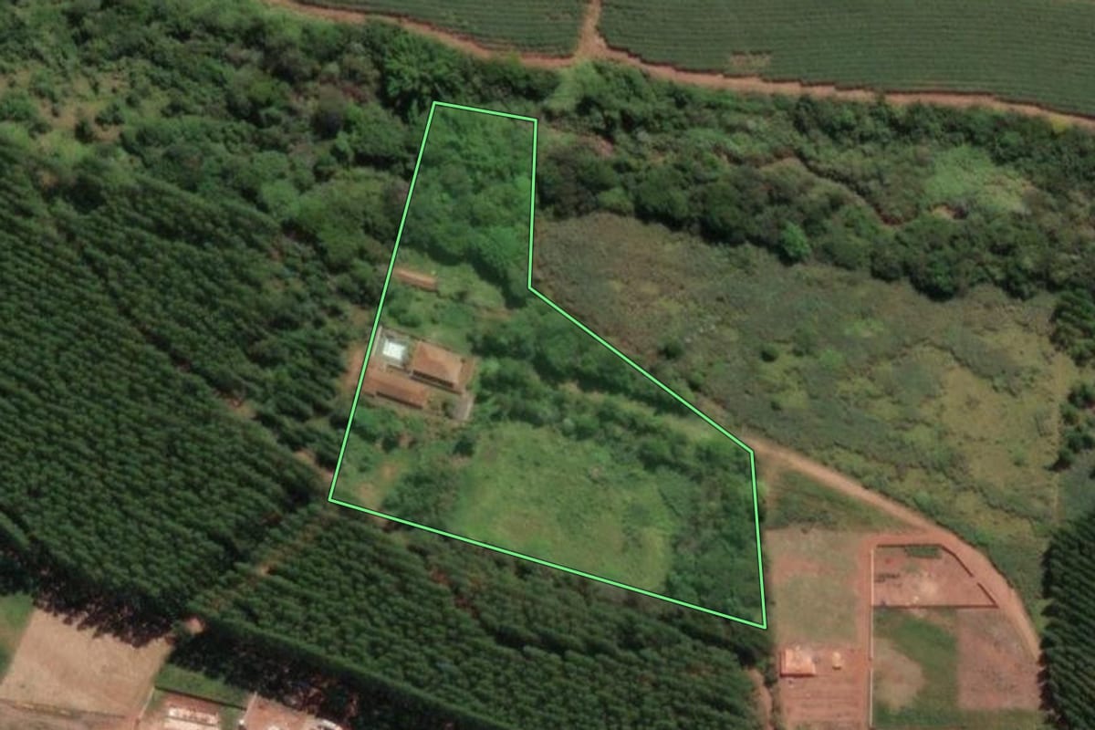 Imagem de satélite do imóvel rural em Lençóis Paulista (SP), com o contorno declarado no CAR desenhado por cima.