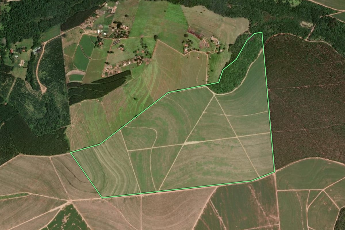 Imagem de satélite do imóvel rural em Lençóis Paulista (SP), com o contorno declarado no CAR desenhado por cima.