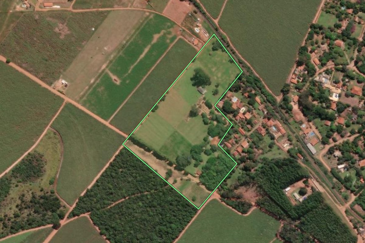 Imagem de satélite do imóvel rural em Lençóis Paulista (SP), com o contorno declarado no CAR desenhado por cima.