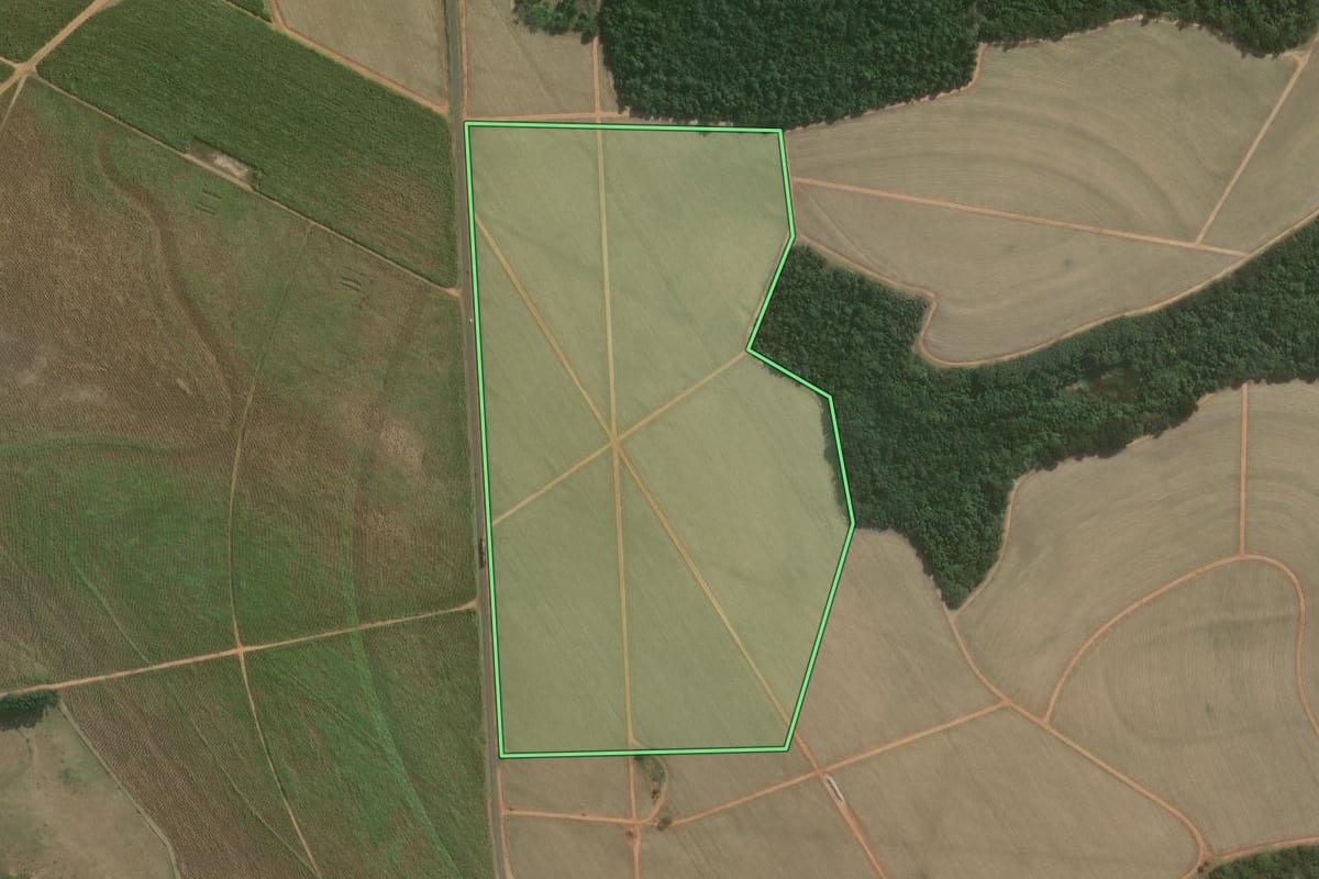 Imagem de satélite do imóvel rural em Lençóis Paulista (SP), com o contorno declarado no CAR desenhado por cima.
