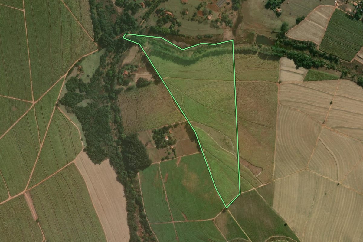 Imagem de satélite do imóvel rural em Lençóis Paulista (SP), com o contorno declarado no CAR desenhado por cima.