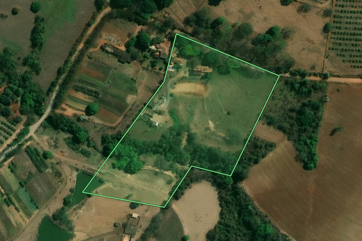 Imagem de satélite do imóvel rural em Limeira (SP), com o contorno declarado no CAR desenhado por cima.
