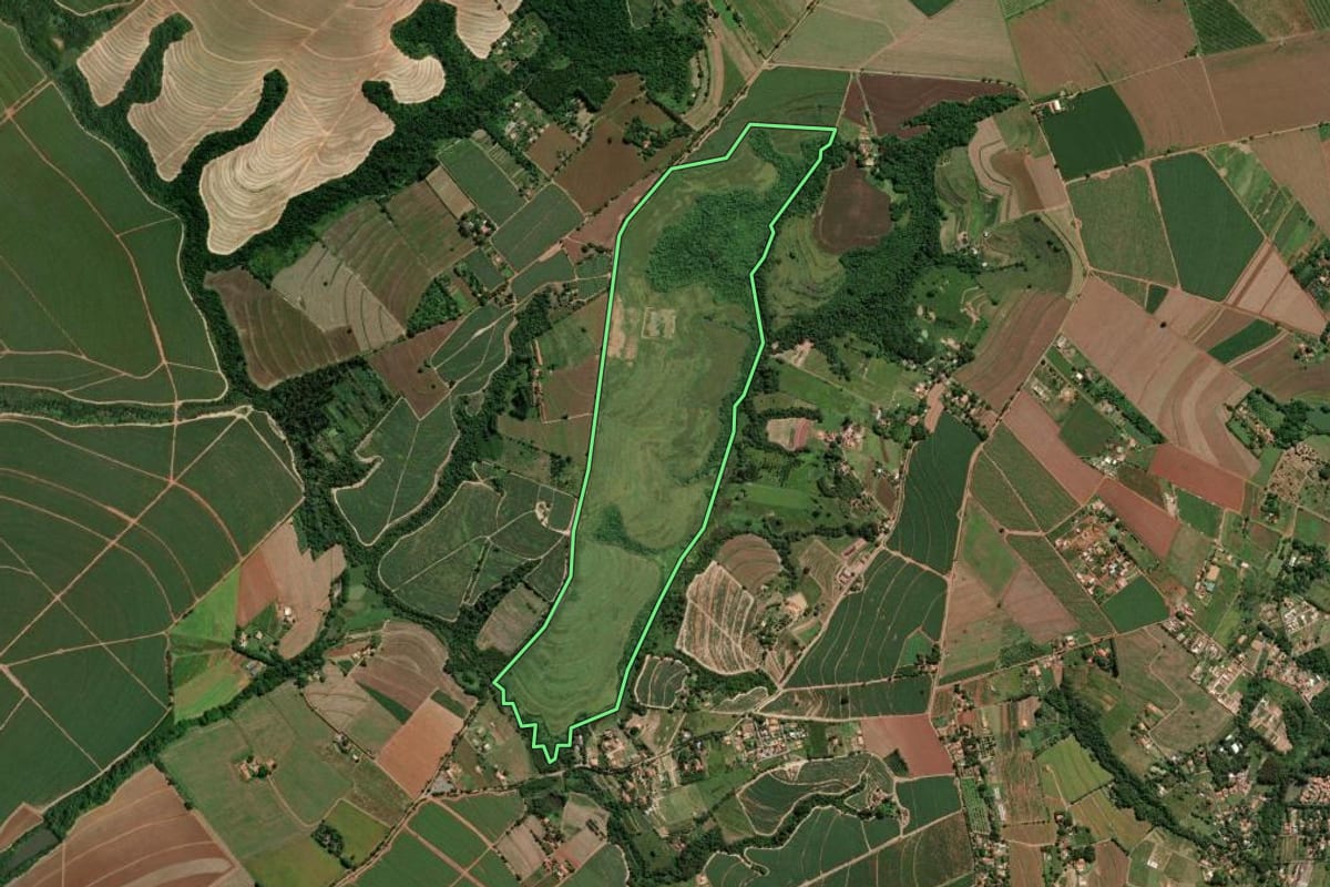 Imagem de satélite do imóvel rural em Limeira (SP), com o contorno declarado no CAR desenhado por cima.