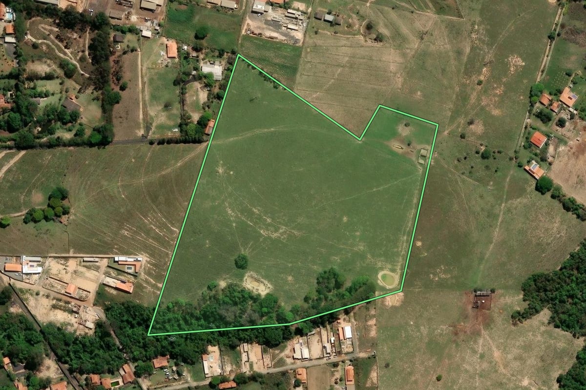 Imagem de satélite do imóvel rural em Limeira (SP), com o contorno declarado no CAR desenhado por cima.
