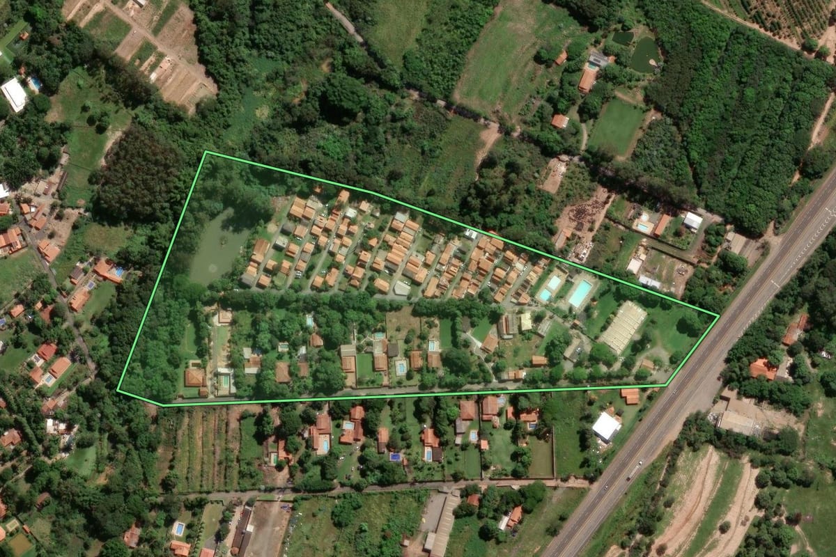Imagem de satélite do imóvel rural em Limeira (SP), com o contorno declarado no CAR desenhado por cima.