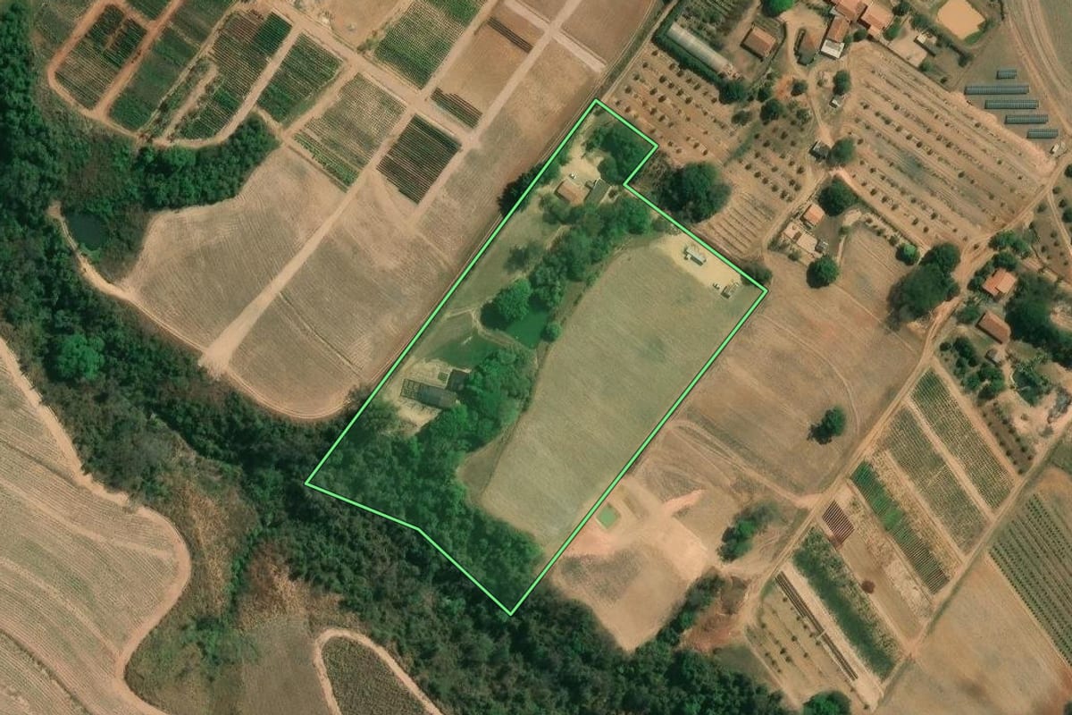 Imagem de satélite do imóvel rural em Limeira (SP), com o contorno declarado no CAR desenhado por cima.