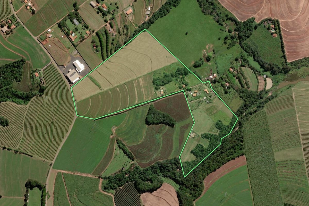 Imagem de satélite do imóvel rural em Limeira (SP), com o contorno declarado no CAR desenhado por cima.
