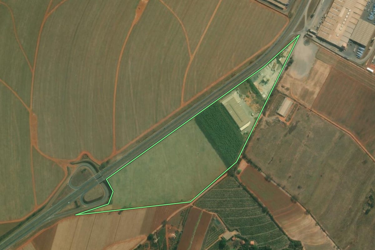 Imagem de satélite do imóvel rural em Limeira (SP), com o contorno declarado no CAR desenhado por cima.