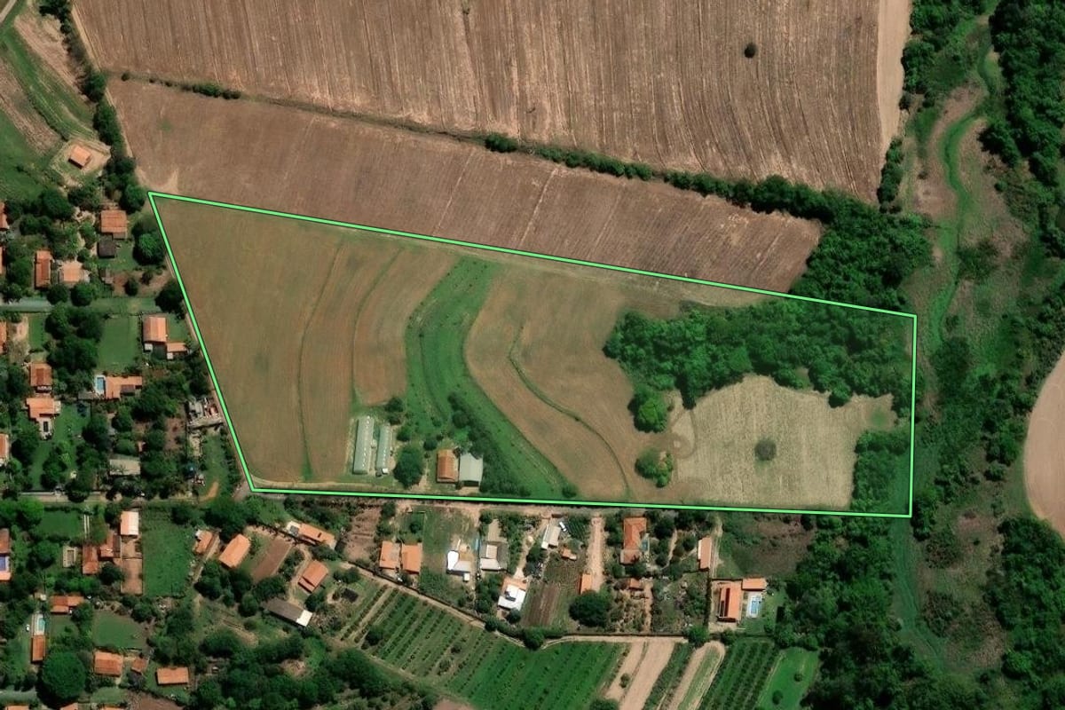 Imagem de satélite do imóvel rural em Limeira (SP), com o contorno declarado no CAR desenhado por cima.