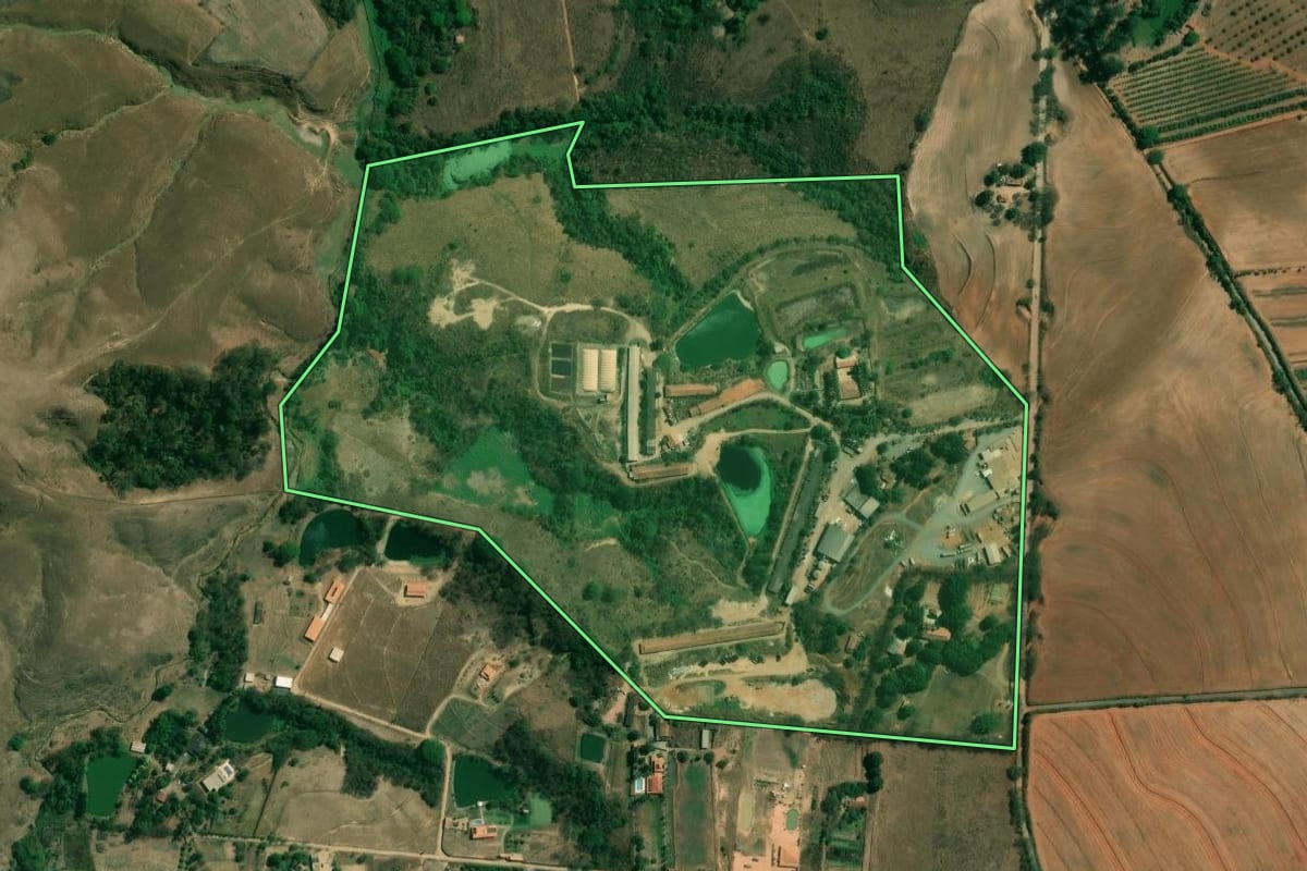 Imagem de satélite do imóvel rural em Limeira (SP), com o contorno declarado no CAR desenhado por cima.