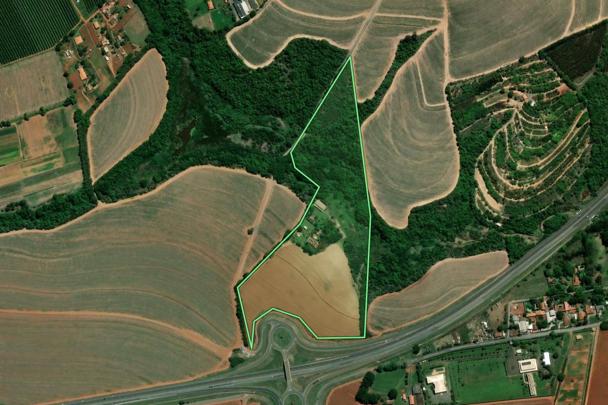 Imagem de satélite do imóvel rural em Limeira (SP), com o contorno declarado no CAR desenhado por cima.