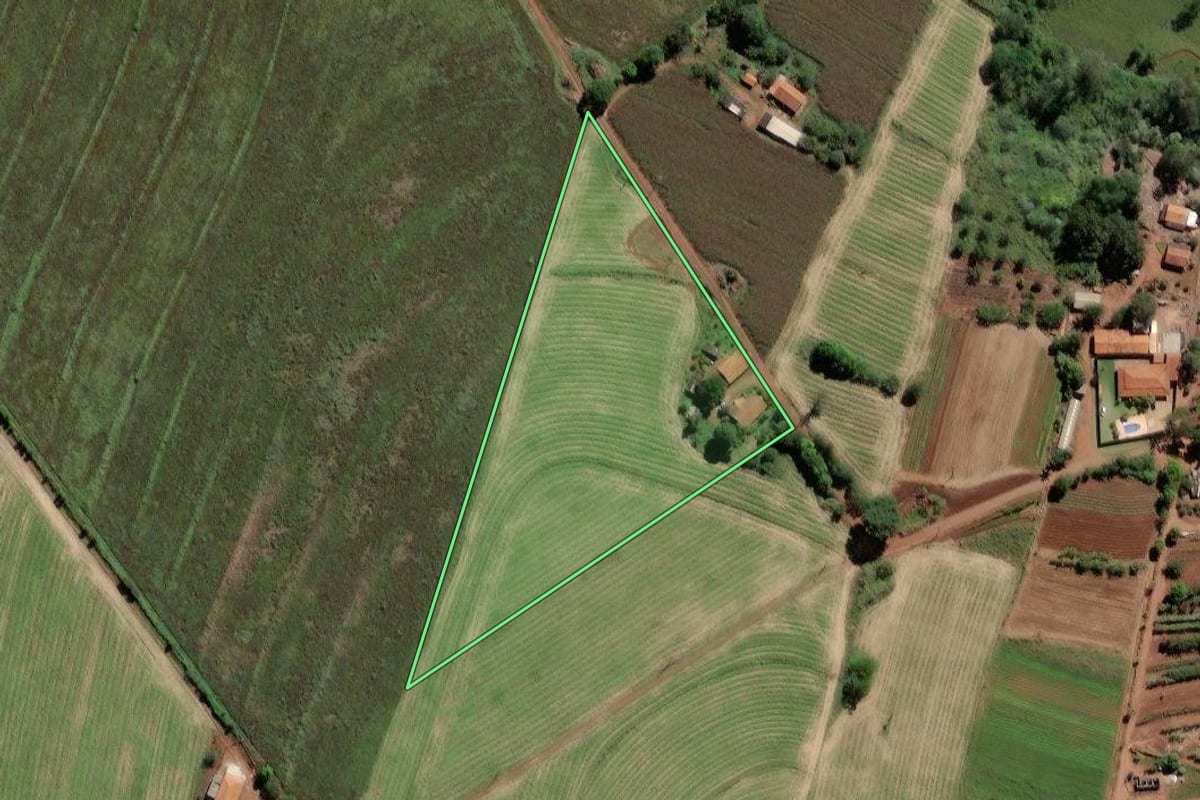 Imagem de satélite do imóvel rural em Limeira (SP), com o contorno declarado no CAR desenhado por cima.