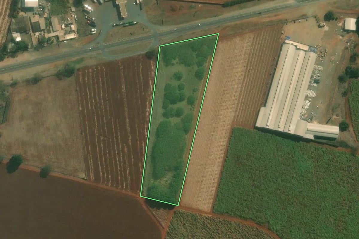 Imagem de satélite do imóvel rural em Limeira (SP), com o contorno declarado no CAR desenhado por cima.