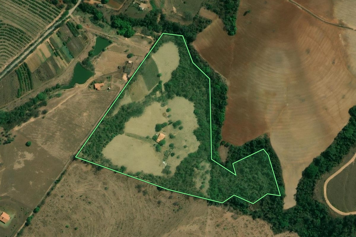 Imagem de satélite do imóvel rural em Limeira (SP), com o contorno declarado no CAR desenhado por cima.