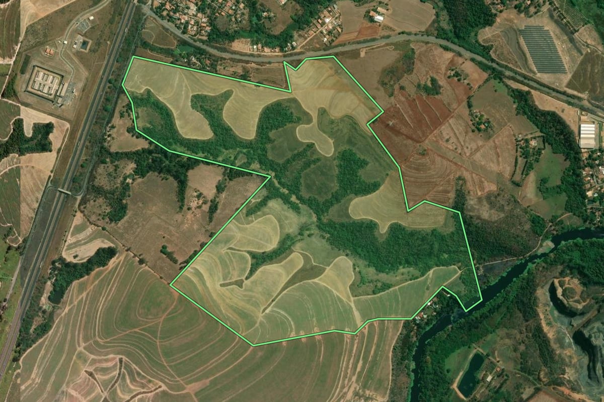 Imagem de satélite do imóvel rural em Limeira (SP), com o contorno declarado no CAR desenhado por cima.