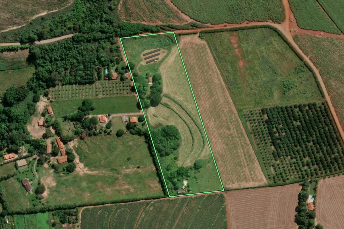 Imagem de satélite do imóvel rural em Limeira (SP), com o contorno declarado no CAR desenhado por cima.