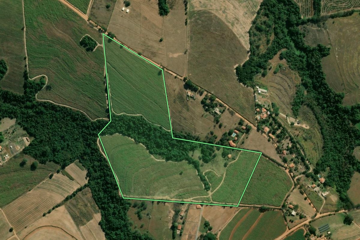 Imagem de satélite do imóvel rural em Limeira (SP), com o contorno declarado no CAR desenhado por cima.