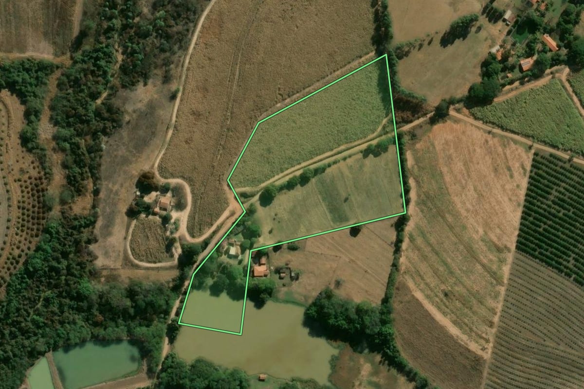 Imagem de satélite do imóvel rural em Limeira (SP), com o contorno declarado no CAR desenhado por cima.