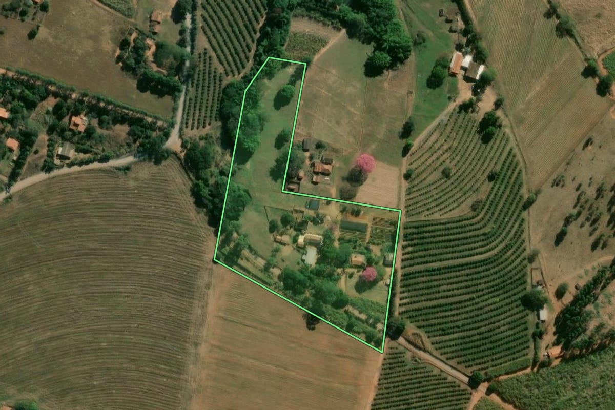 Imagem de satélite do imóvel rural em Limeira (SP), com o contorno declarado no CAR desenhado por cima.