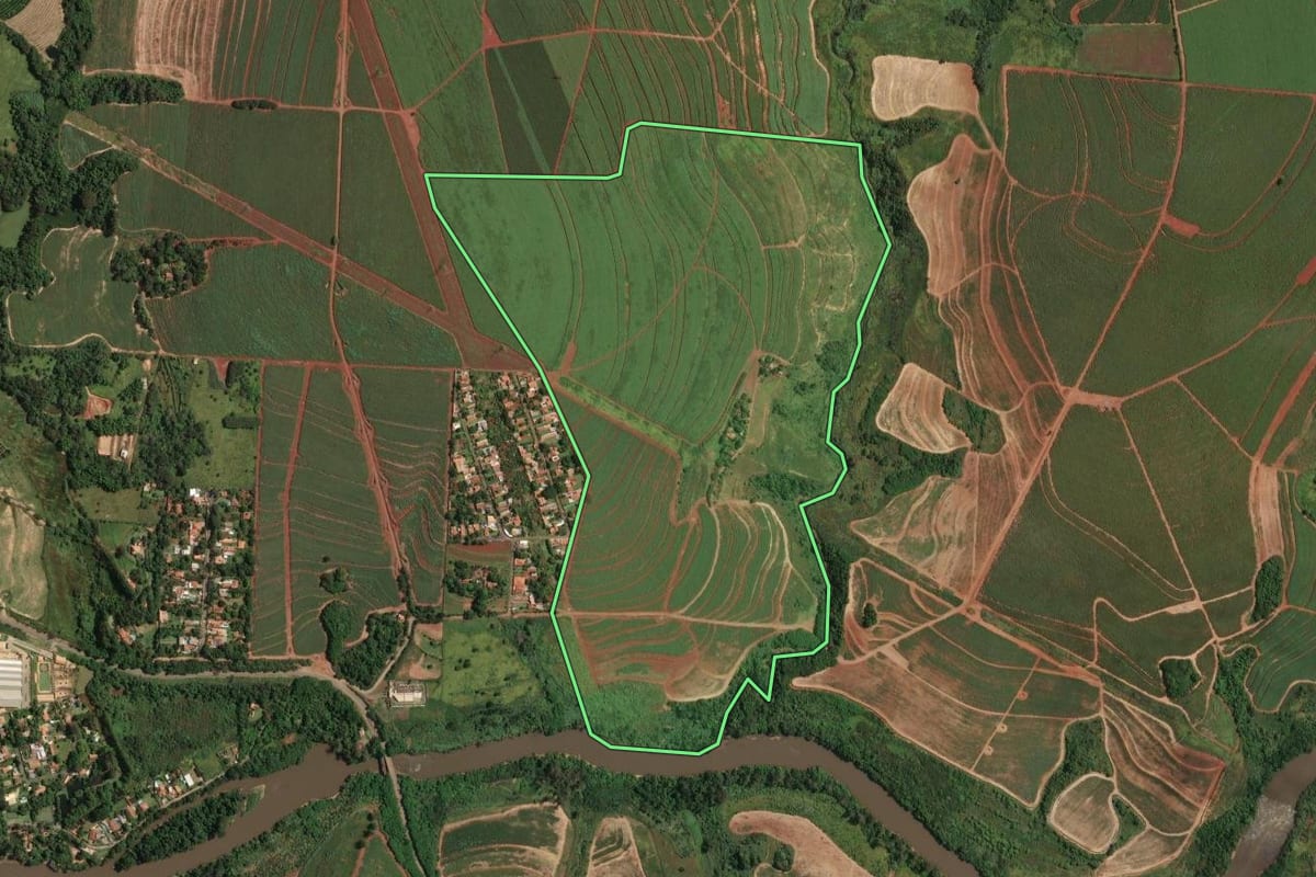 Imagem de satélite do imóvel rural em Limeira (SP), com o contorno declarado no CAR desenhado por cima.