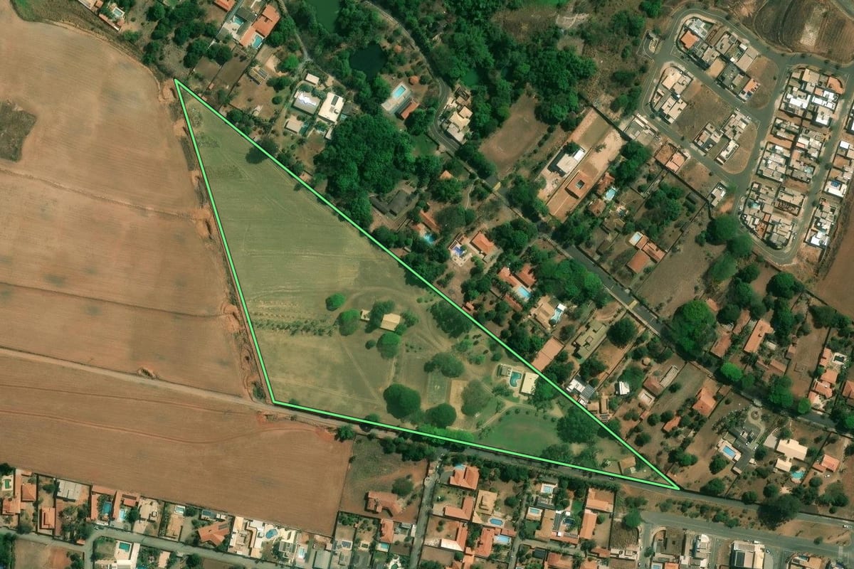 Imagem de satélite do imóvel rural em Limeira (SP), com o contorno declarado no CAR desenhado por cima.