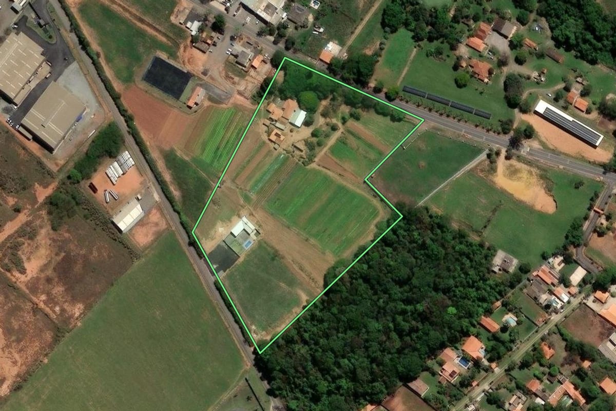 Imagem de satélite do imóvel rural em Limeira (SP), com o contorno declarado no CAR desenhado por cima.
