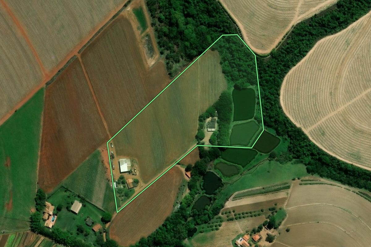 Imagem de satélite do imóvel rural em Limeira (SP), com o contorno declarado no CAR desenhado por cima.