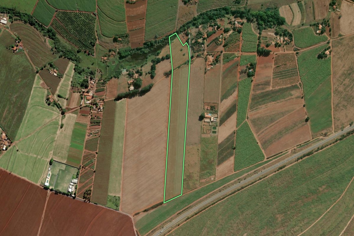 Imagem de satélite do imóvel rural em Limeira (SP), com o contorno declarado no CAR desenhado por cima.
