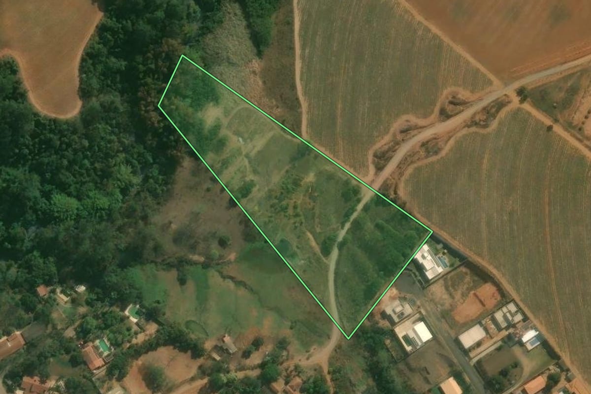 Imagem de satélite do imóvel rural em Limeira (SP), com o contorno declarado no CAR desenhado por cima.