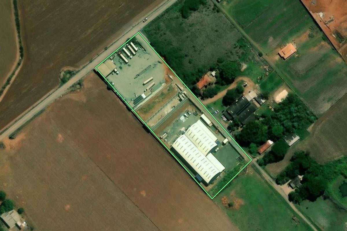 Imagem de satélite do imóvel rural em Limeira (SP), com o contorno declarado no CAR desenhado por cima.