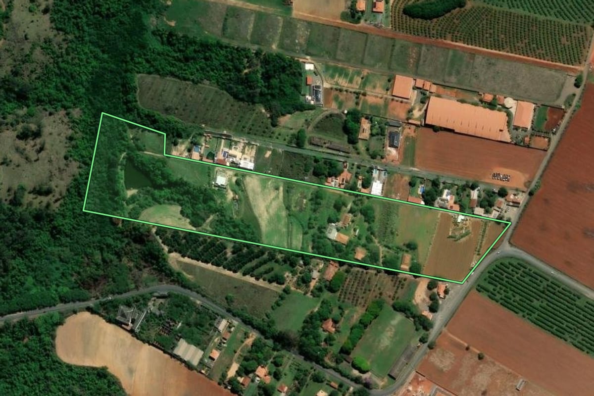Imagem de satélite do imóvel rural em Limeira (SP), com o contorno declarado no CAR desenhado por cima.