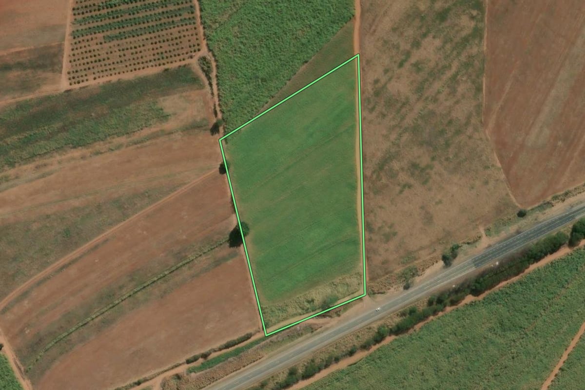 Imagem de satélite do imóvel rural em Limeira (SP), com o contorno declarado no CAR desenhado por cima.