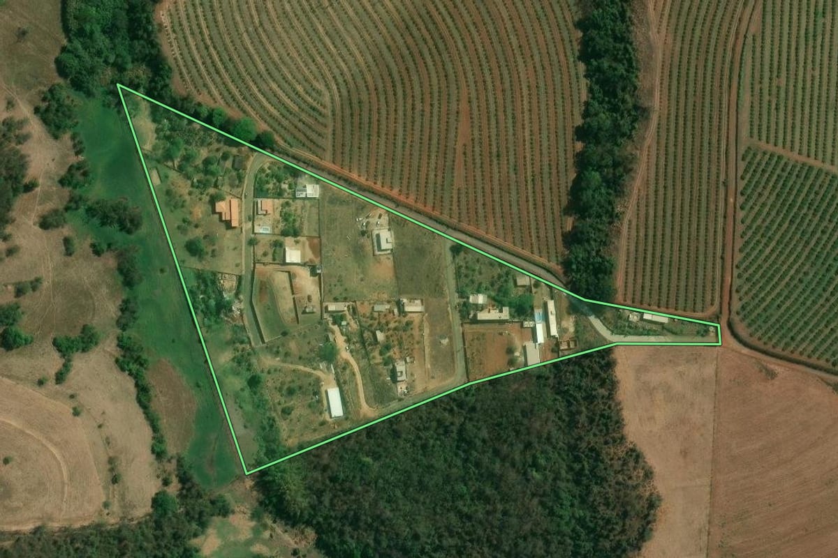 Imagem de satélite do imóvel rural em Limeira (SP), com o contorno declarado no CAR desenhado por cima.