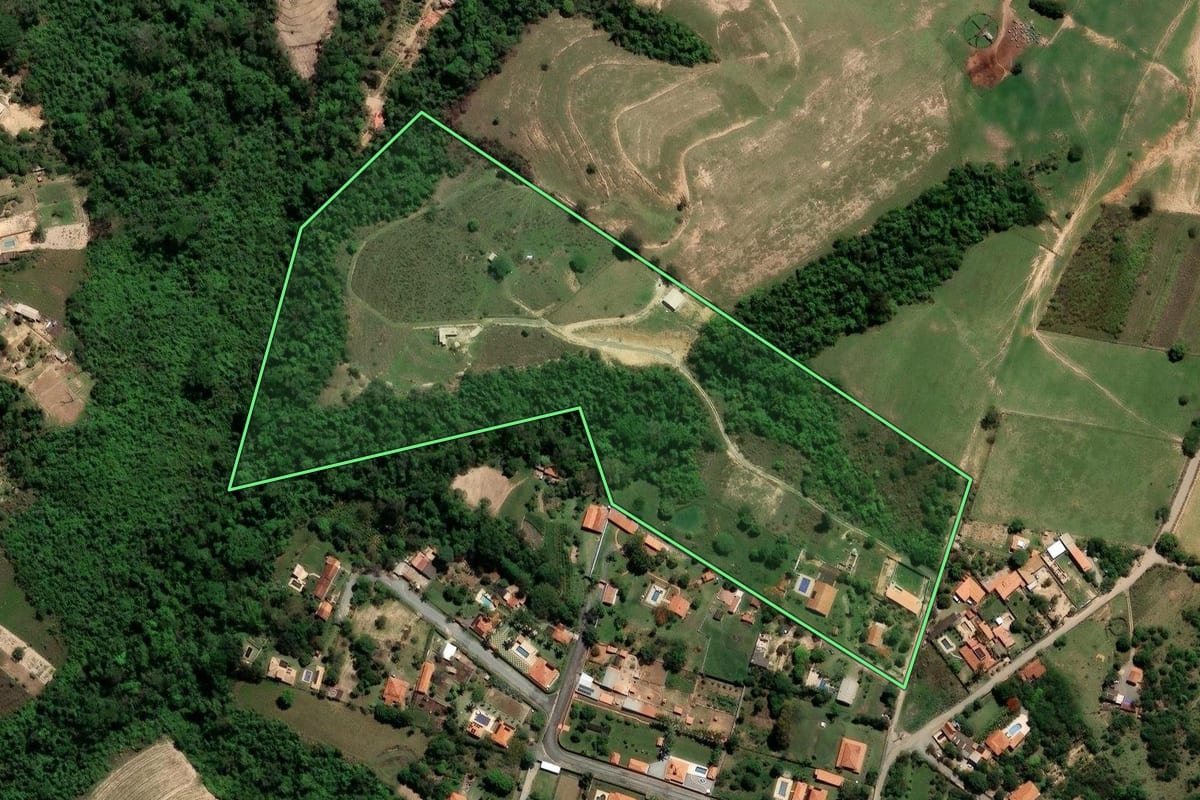 Imagem de satélite do imóvel rural em Limeira (SP), com o contorno declarado no CAR desenhado por cima.