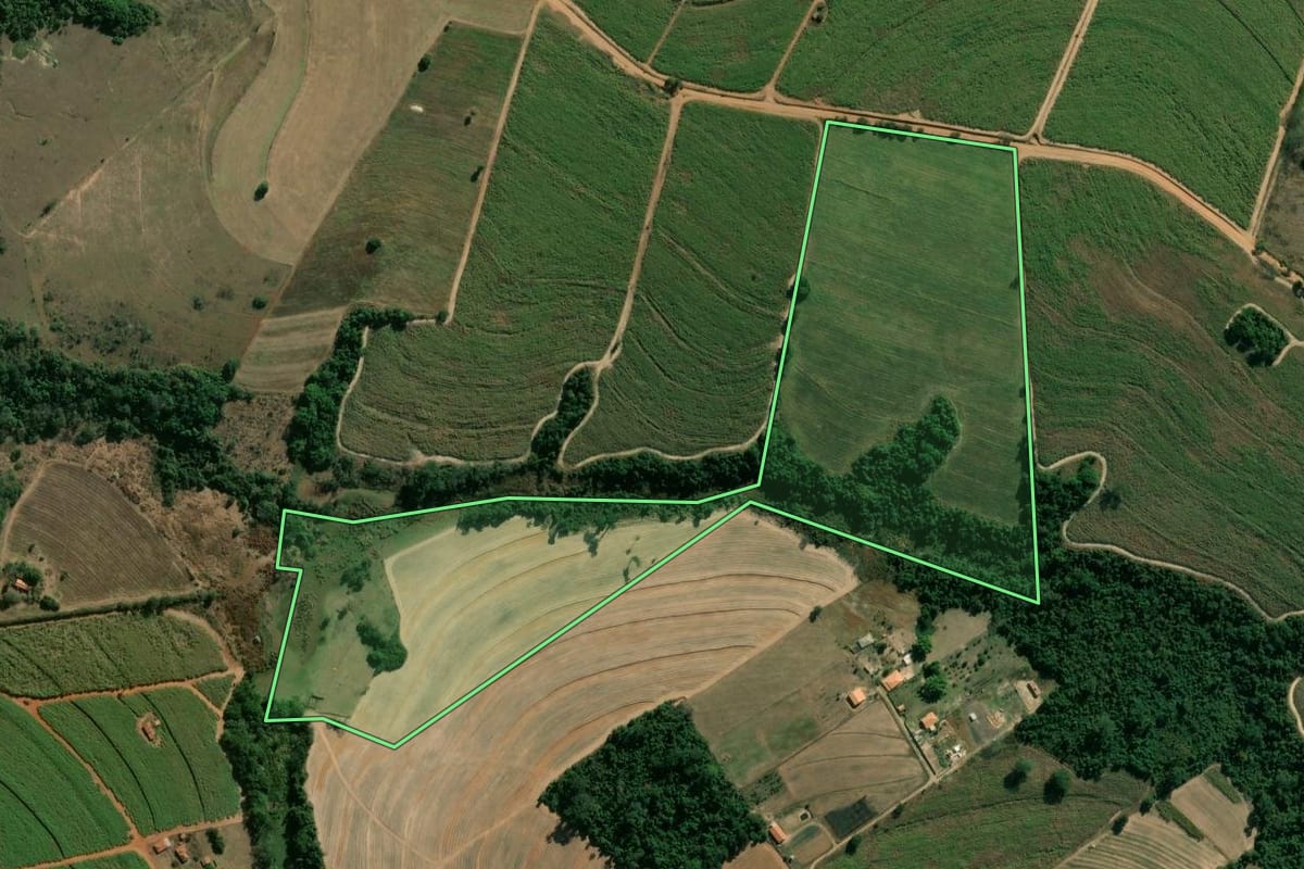 Imagem de satélite do imóvel rural em Limeira (SP), com o contorno declarado no CAR desenhado por cima.
