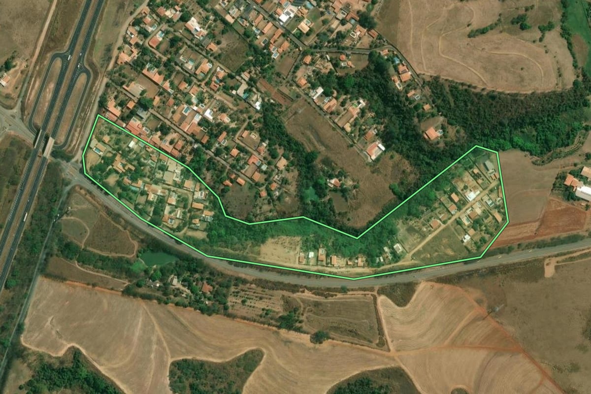 Imagem de satélite do imóvel rural em Limeira (SP), com o contorno declarado no CAR desenhado por cima.