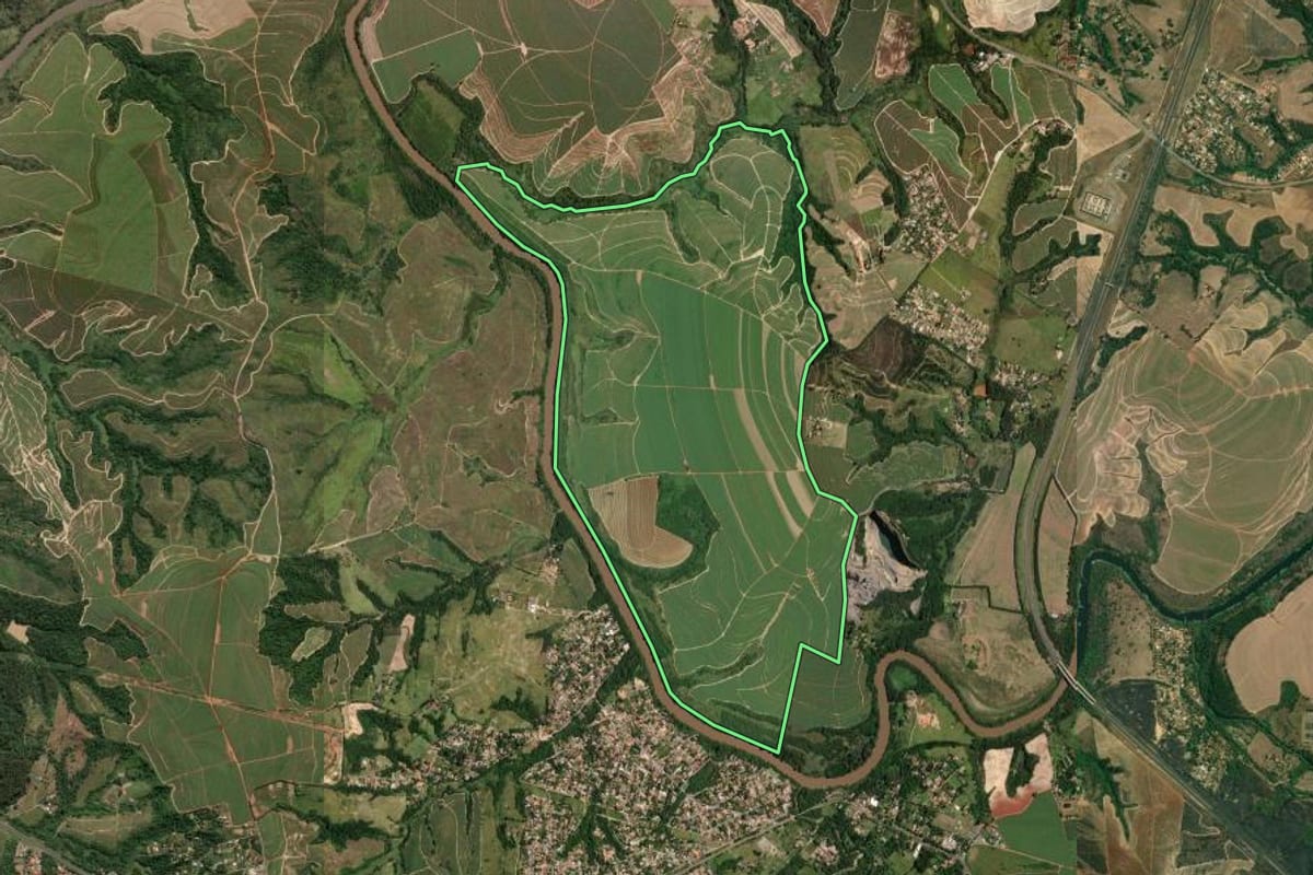 Imagem de satélite do imóvel rural em Limeira (SP), com o contorno declarado no CAR desenhado por cima.