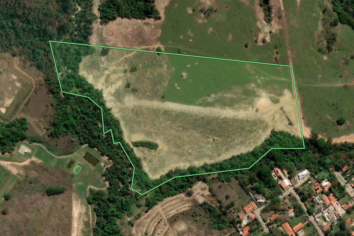 Imagem de satélite do imóvel rural em Limeira (SP), com o contorno declarado no CAR desenhado por cima.