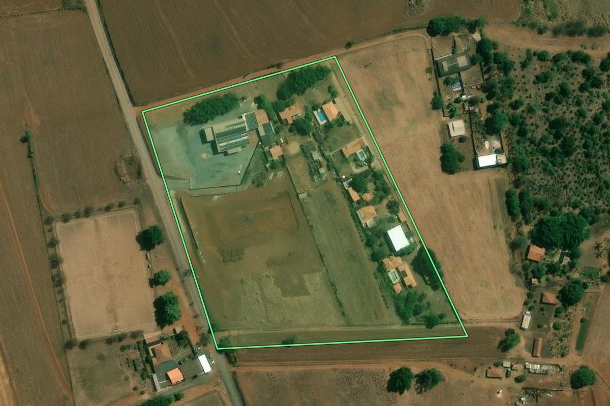 Imagem de satélite do imóvel rural em Limeira (SP), com o contorno declarado no CAR desenhado por cima.