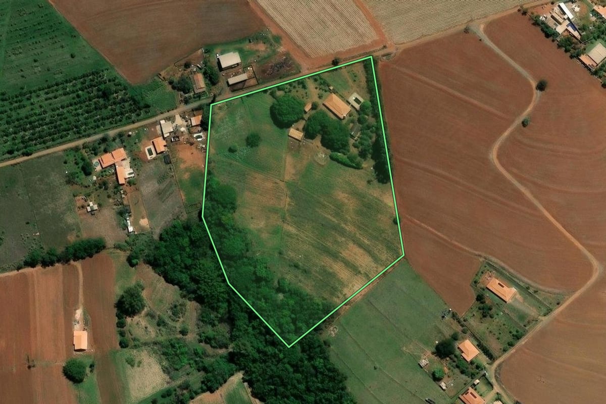 Imagem de satélite do imóvel rural em Limeira (SP), com o contorno declarado no CAR desenhado por cima.