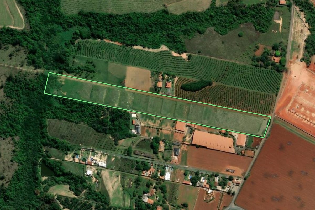 Imagem de satélite do imóvel rural em Limeira (SP), com o contorno declarado no CAR desenhado por cima.