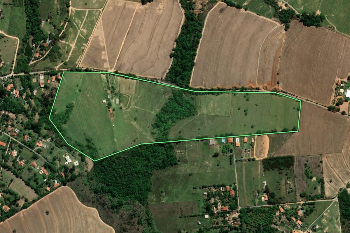 Imagem de satélite do imóvel rural em Limeira (SP), com o contorno declarado no CAR desenhado por cima.
