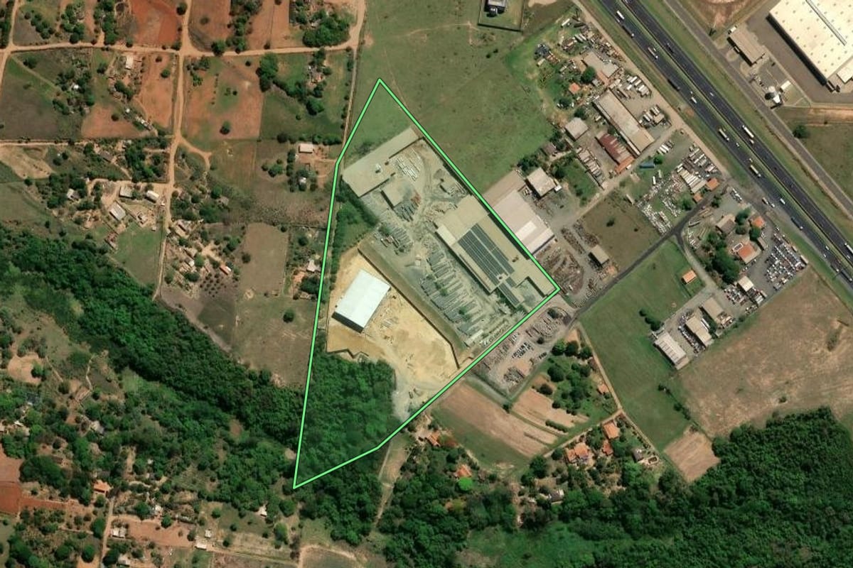 Imagem de satélite do imóvel rural em Limeira (SP), com o contorno declarado no CAR desenhado por cima.