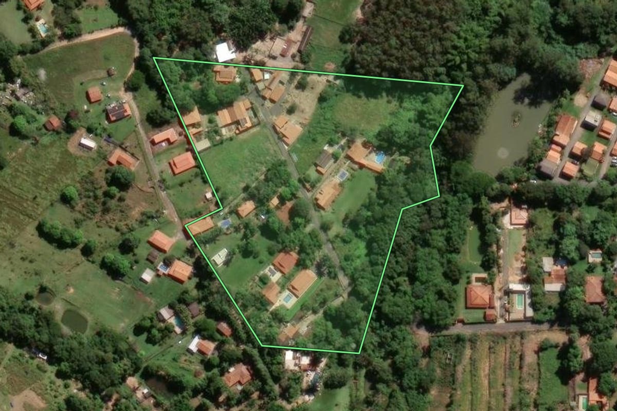 Imagem de satélite do imóvel rural em Limeira (SP), com o contorno declarado no CAR desenhado por cima.